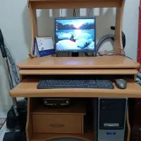 میزتحریر و کامپیوتر