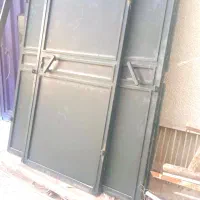 درب ویلا و حیاط  نفرو  و ماشین رو درحد نو