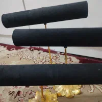 استن النگو ، دستبند ، و سرویس