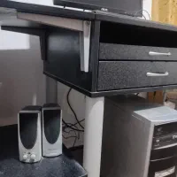 کامپیوتر و میز