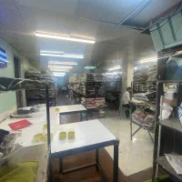 دعوت از انبار دار حرفه ای در عمده فروشی پوشاک