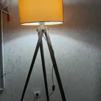 آباژور ایستاده