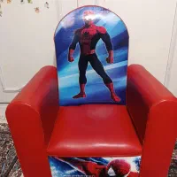 یک عدد صندلی بچه گانه