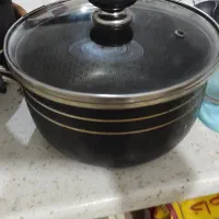 تعدادی قابلمه ووسایل اشپزخانه