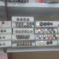 دکمه و سنجاق سینه