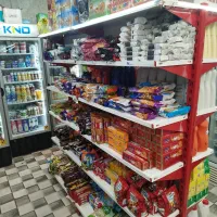 فروشنده در سوپر مارکت