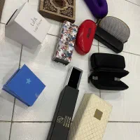 تعدادی جعبه ساعت و عینک و دستبند و جواهرات نو