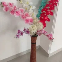 گل مصنوعی و گلدان