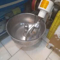 یک دستگاه خمیر گیر استوک  ۲۵کیلویی دیگ استیل  صفری