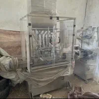 دستگاه پر کن ۶نازله خطی به همراه لیبل زن  درب بند