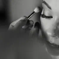 پذیرای مدل برای میکاپ حرفه ای