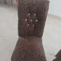 صندلی چوبی وپرده