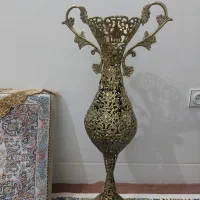 گلدان برنز کنار سالنی محکم و باکیفیت