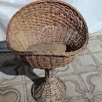 سبد حصیری و تعدادی گالن ۲۰ لیتری روغن