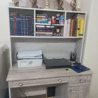 کتابخانه و میز کامپیوتر
