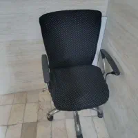 صندلی کار و کامپیوتر