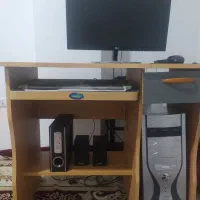 کامپیوتر خانگی با میز