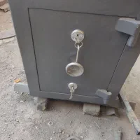 گاوصندوق سنگین، قدیمی رنگ شده لولا عوض شده در بتن