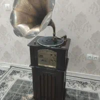 گرامافون ایستاده.