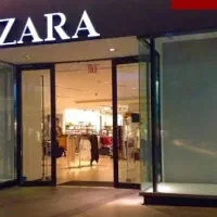فروشنده خانم با محیط مناسب