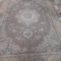یک جفت فرش کرم و یک فرش زرشکی