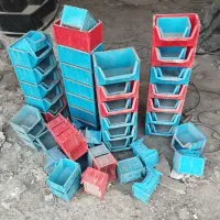 تعدادی  پالت پلاستیک پیچ و مهره