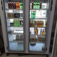 یخچال فریز دو درب ایستاده.