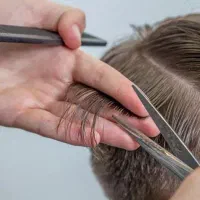 آرایشگر سیار در محل زندگی و محل کار خود