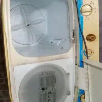 یک دستگاه لباسشویی