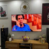 تلویزیون TCL و میز تلویزیون