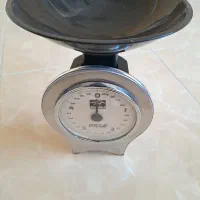 مقداری لوازم خانه ترازو فنجان قوری چینی