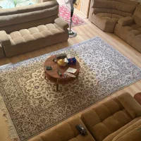 مبل راحتی و صندلی با میز وسط