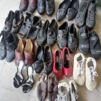 تعدادی کفش زنانه و پسرانه