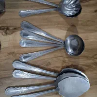 تعدادی قاشق وچنگال با کفگیر وملاقه