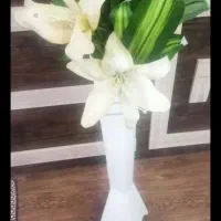 گلدان فلزی همراه با گل