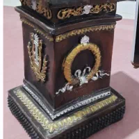 میز زیر تلفن