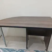 میز تحریر اداری جادار، شیک و تمیز