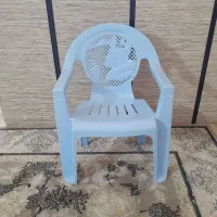 یک عدد صندلی بچگانه محکم