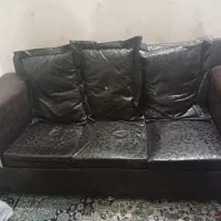 مبل چرمی همراه با کوسن تمیز سالم بدون خش و پاره گی