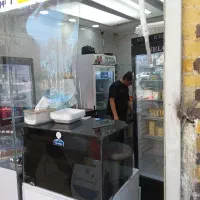 کارگر برای ابمیوه فروشی