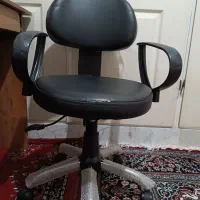 صندلی چرم در حد نو
