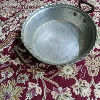 یه سینی با میتابه مسی تمیز وسالم