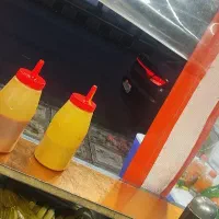 به یک کارگر ساده برای کار در فلافلی پارک ملت