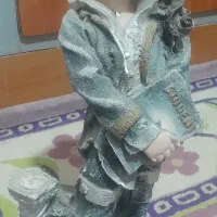 مجسمه دختر دانشجو و قلک سفالی