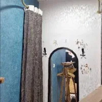 پرده مخمل و میله پرو و یک عدد مانکن پایه چوبی