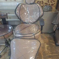 چند عددصندلی و ۳عدد آینه دیواری چوبی سفید