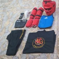 یک دست لباس کنگ فو وژمناستیک