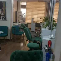۶۰ متر سالن ارایشگاه زنانه با وسایل با مشتری حضوری