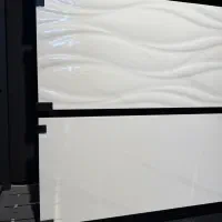 کاشی سرامیک سفید براق رگه طوسی 90×30 Maede