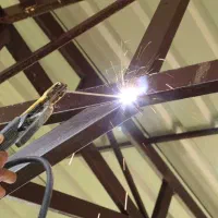 خدمات جوشکاری و فروش آهن‌آلات